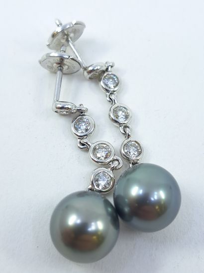 PAIRE de boucles d'oreille en or gris 750°...