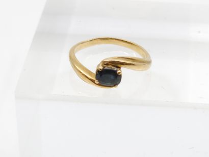 BAGUE en or jaune 750° ornée d'un saphir...