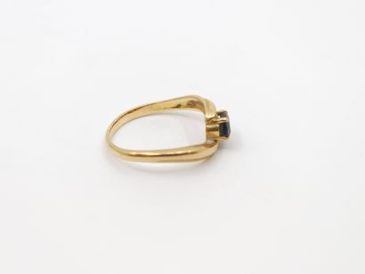 BAGUE en or jaune 750° ornée d'un saphir...