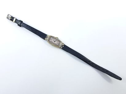 LADY'S WRISTWATCH 
Oval case in white gold...