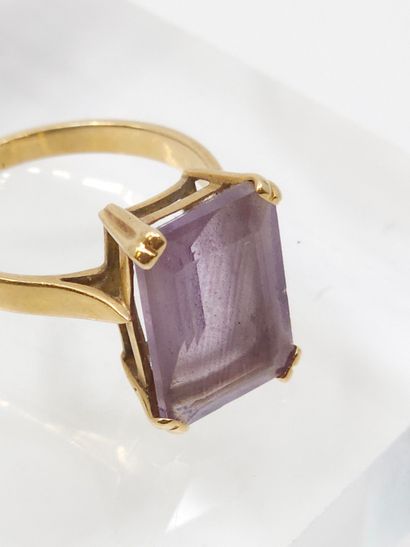Yellow gold ring 750° decorated with a rectangular...