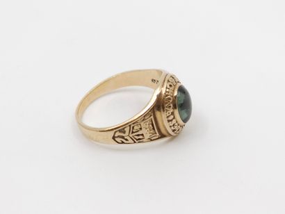 BAGUE en or 14 kt ornée d'un cabochon vert...