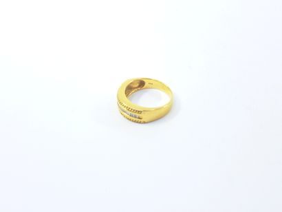 BAGUE en or jaune 750° ornée de diamants...