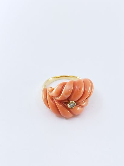 RING in yellow gold 750°, set with an angel...