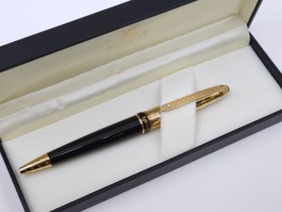 KORLOFF Paris
Stylo en à bille en métal doré...
