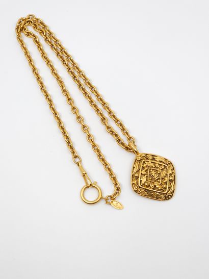 CHANEL 
Sautoir en métal doré
