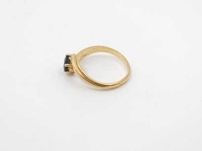 BAGUE en or jaune 750° ornée d'un saphir...
