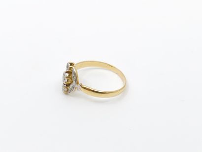 BAGUE en or jaune 750 ornée de roses 
Poids...