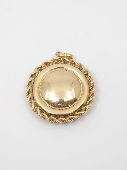 PENDENTIF porte souvenir en or jaune 585°...