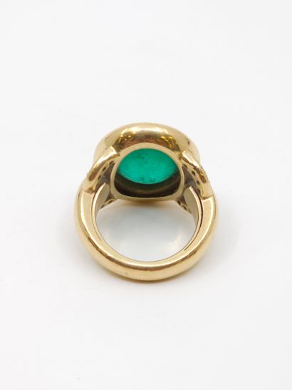 Yellow gold ring 750 decorated with a cabochon...