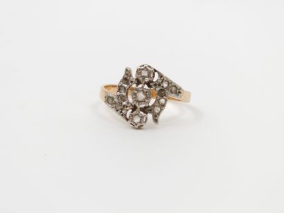 BAGUE en or deux tons 750° ornée de roses
Poids...