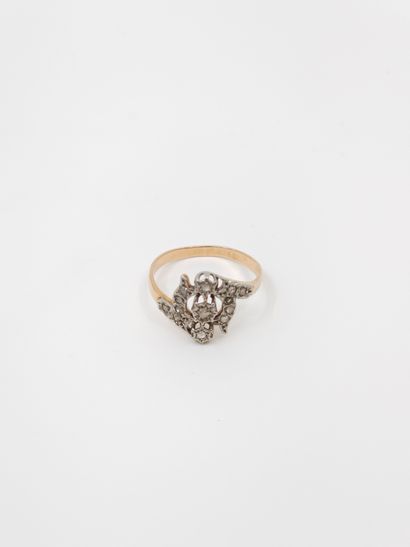 BAGUE en or deux tons 750° ornée de roses
Poids...