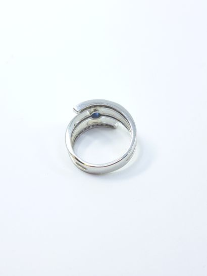 BAGUE NEUVE en or gris 750° ornée d'un saphir...