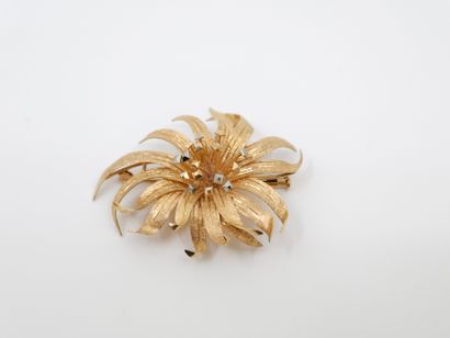 BROCHE faisant pendentif en or rose et gris...