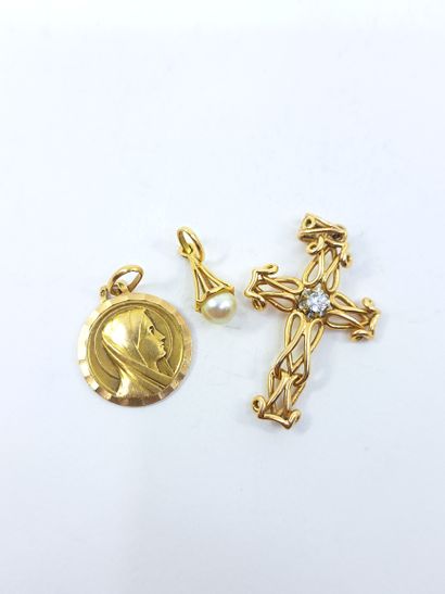 LOT of gold 750 ° including : 
Medal in yellow...