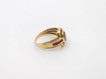 BAGUE en or jaune 750° ornée de rubis dans...