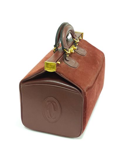 CARTIER must 
Sac diligence en cuir bordeaux...