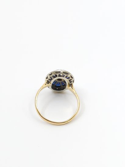 BAGUE en or deux tons ornée d'un plateau...