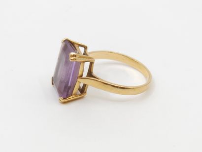 Yellow gold ring 750° decorated with a rectangular...