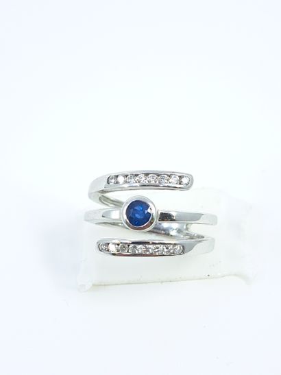 BAGUE NEUVE en or gris 750° ornée d'un saphir...