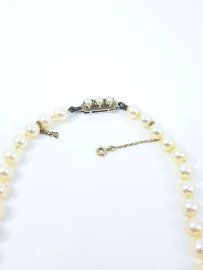 COLLIER de soixante-treize perles en chute...