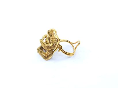 RING in yellow gold 750° featuring a stylized...