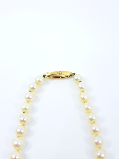 COLLIER de soixante-neuf perles en chute,...