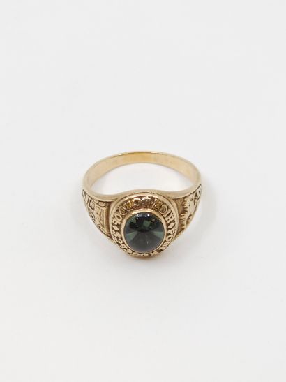 BAGUE en or 14 kt ornée d'un cabochon vert...