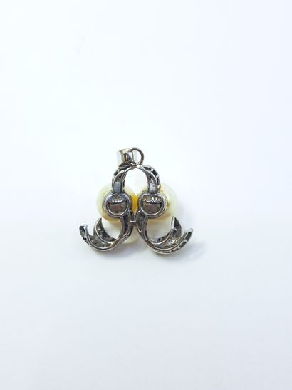 PENDENTIF en or gris 750° ornée de deux perles...