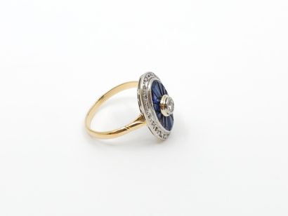 BAGUE en or deux tons ornée d'un plateau...