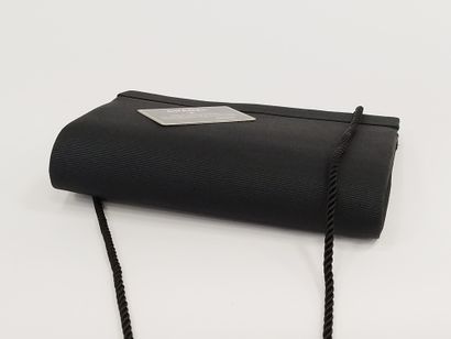 CHANEL
Sac de soirée en tissu noir 
Anse...