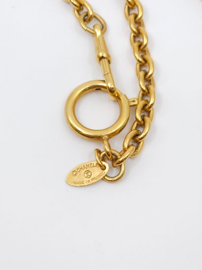 CHANEL 
Sautoir en métal doré