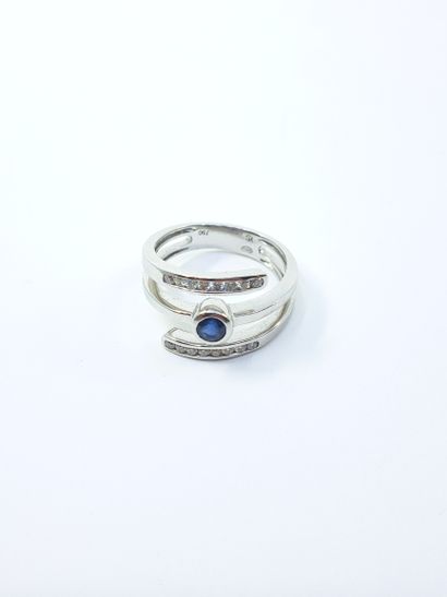 BAGUE NEUVE en or gris 750° ornée d'un saphir...