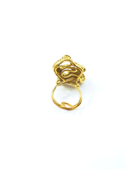 RING in yellow gold 750° featuring a stylized...