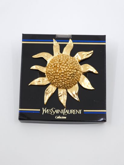 YVES SAINT LAURENT 
Broche soleil en métal...