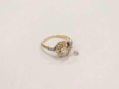 BAGUE en or deux tons de type marguerite...