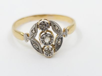 BAGUE en or jaune 750 ornée de roses 
Poids...