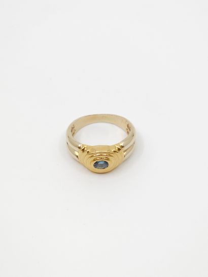 BAGUE en or jaune 750° ornée d'un saphir...