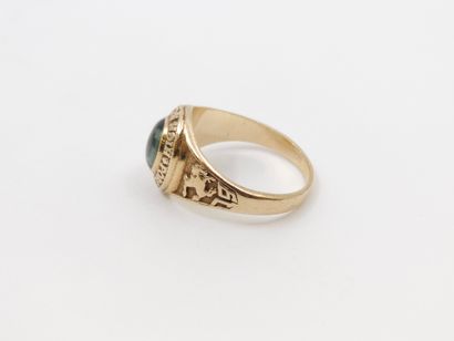 BAGUE en or 14 kt ornée d'un cabochon vert...