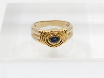 BAGUE en or jaune 750° ornée d'un saphir...