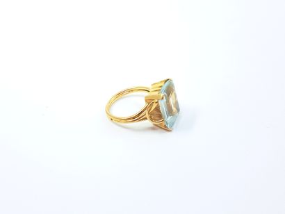 BAGUE cocktail en or jaune 750° surmontée...