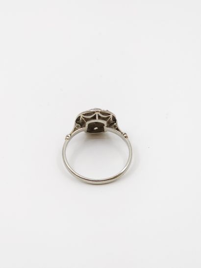 BAGUE en or gris 750°, plateau ovale orné...