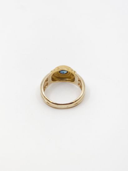 BAGUE en or jaune 750° ornée d'un saphir...