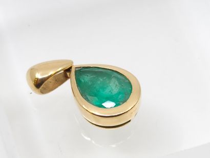 Yellow gold pendant with a pear emerald 
Gross...