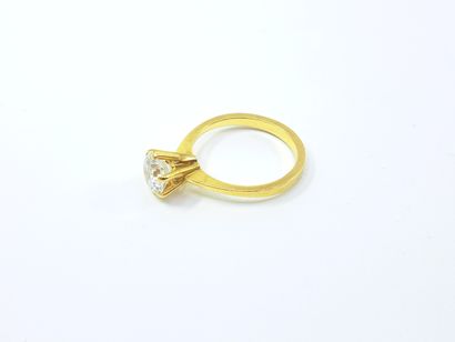 BAGUE solitaire en or jaune 750° ornée d'un...