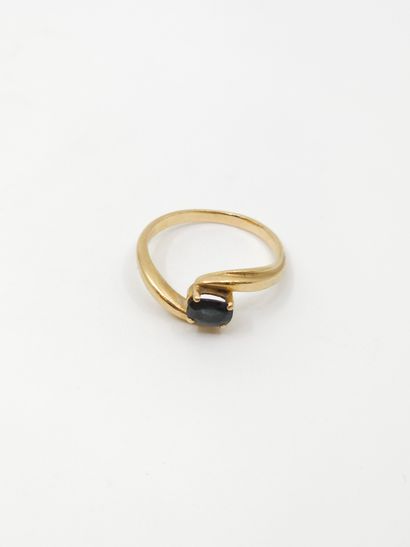BAGUE en or jaune 750° ornée d'un saphir...