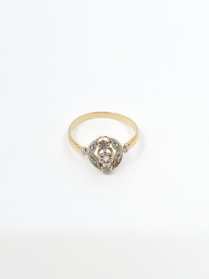 BAGUE en or jaune 750 ornée de roses 
Poids...