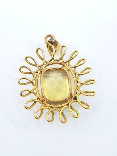 Yellow gold pendant 750 decorated with a...