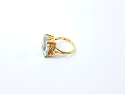 BAGUE cocktail en or jaune 750° surmontée...