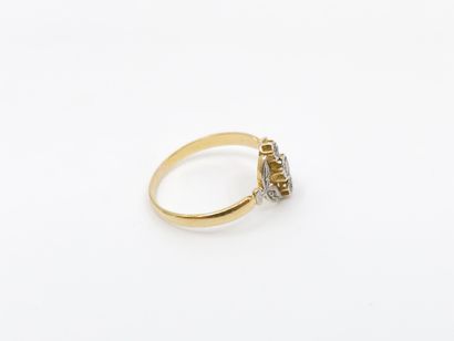 BAGUE en or jaune 750 ornée de roses 
Poids...